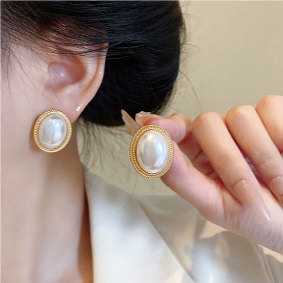 Hepburn-Inspired Vintage Pearl Earrings - Picture 7 of 7